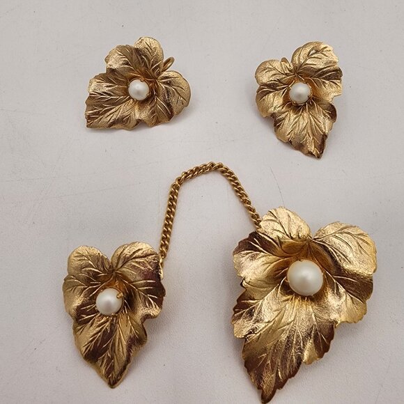 Vintage Sarah Coventry Gold Leaf Sweater Clip & Earrings Set Classic Fall Style - Picture 1 of 8
